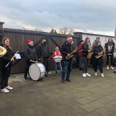 Die Mitglieder*innen freuen sich &uuml;ber den Besuch des Nikolaus