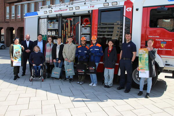 Vor einem Feuerwehrauto stehen Vertreter der Stadtverwaltung zusammen mit den am Girls und Boys Day teilnehmenden Sch�lerinnen und Sch�ler